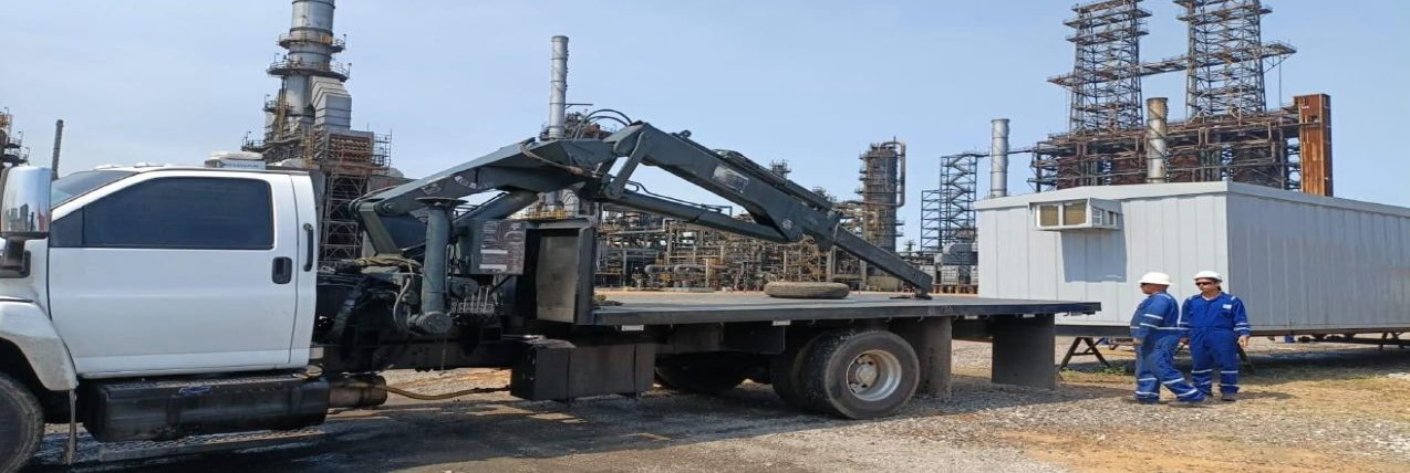 Hydraulic boom truck and temporary module at the José Antonio Anzoátegui Industrial Complex
